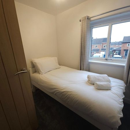 Modern 3 Bedroom Property With Free Driveway Parking By Shire Stays Shrewsbury Esterno foto