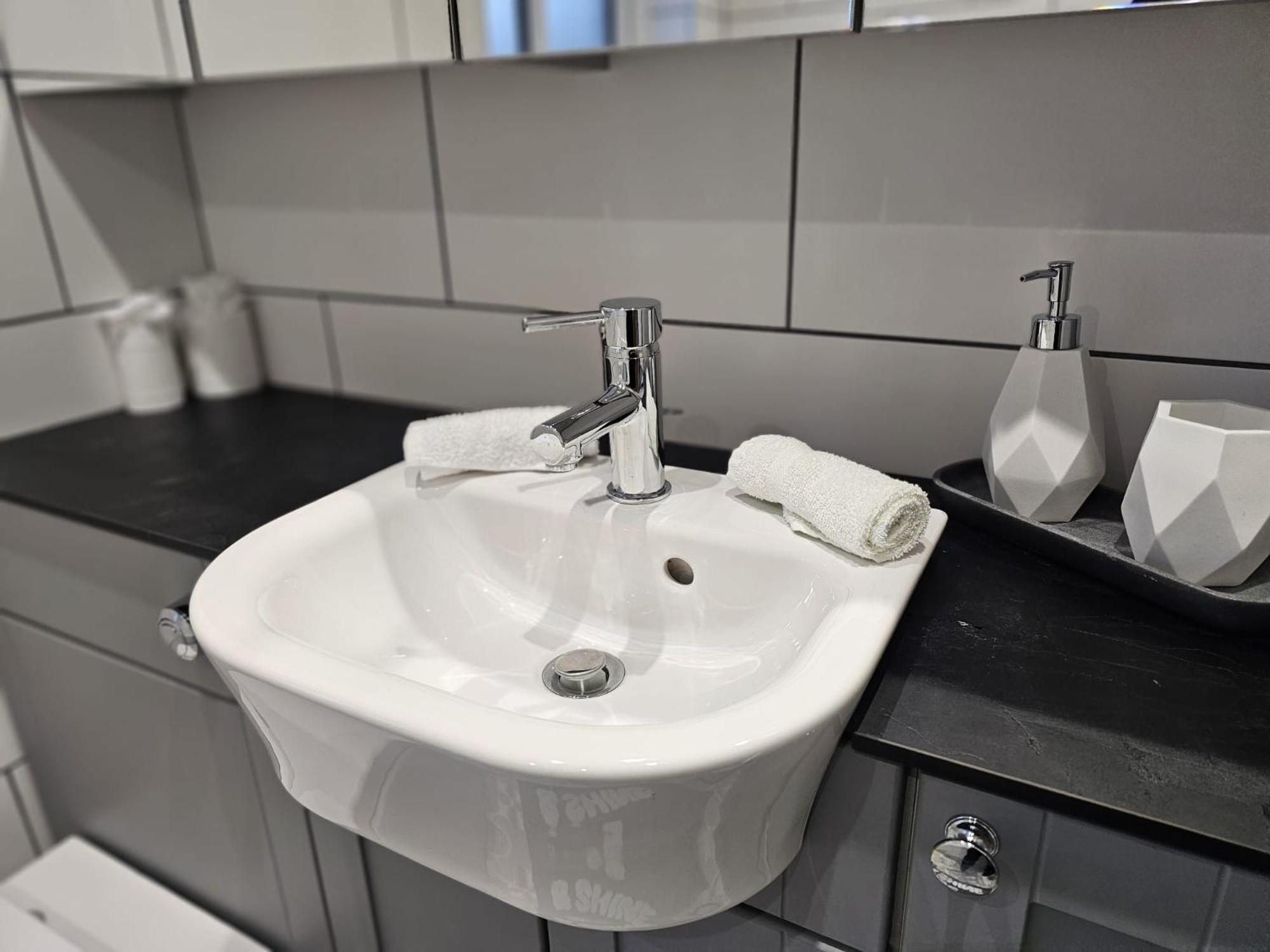 Modern 3 Bedroom Property With Free Driveway Parking By Shire Stays Shrewsbury Esterno foto